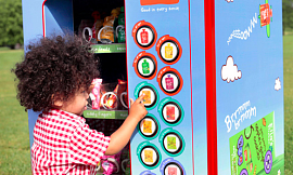 Крошечная машина-автомат угощает малышей полезными сладостями