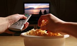 Люди едят много вредного перед телевизором