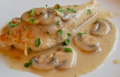 Отварная курица с грибным соусом в йогурте