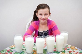 Редкая болезнь вынуждает девочку пить молоко банками
