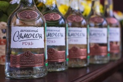 X5 RETAIL GROUP ставит на полки "Деревенский самогон"