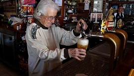 В Сиднее работает 91-летняя барменша
