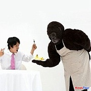 В Японии официантами работают обезьяны
