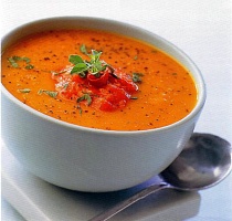 Тыквенный суп с печеным чесноком и томатной сальсой