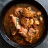 Пикантная тушеная свинина с нутом и сардельками