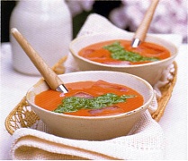 Суп из помидоров черри с песто из рукколы