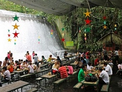 Ресторан-водопад на Филлипинах