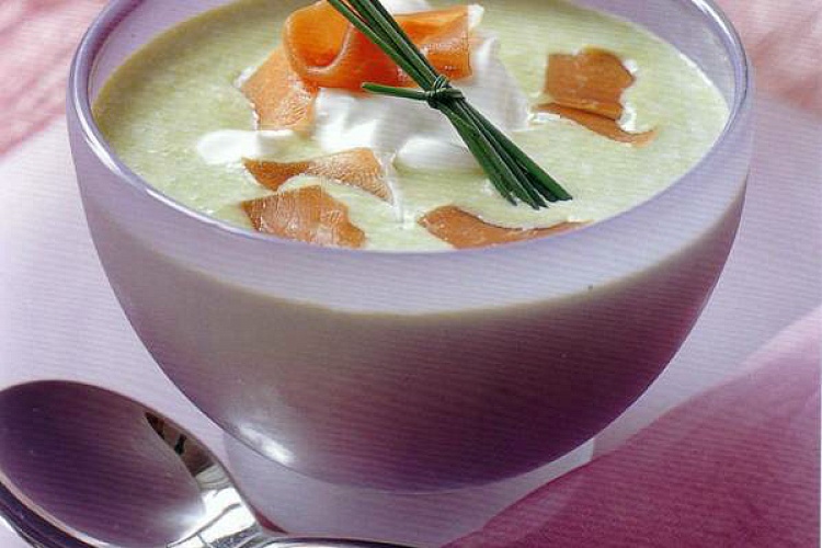 Холодный суп из зеленого горошка с прошутто