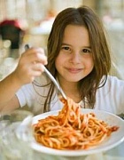 Дети съедят больше овощей, если их спрятать в любимых блюдах