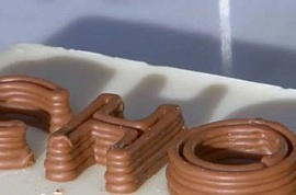 3D-принтер печатает конфеты