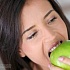 Люди, которые могут откусить яблоко, имеют высокие шансы сохранить ум в старости