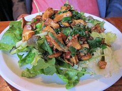 Салат зеленый с грибами и перцем
