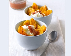 Десерт из персиков и йогурта