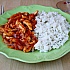 Курица, тушенная с луком и помидорами