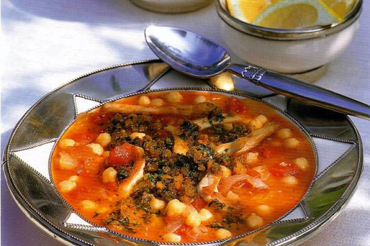 Марокканский куриный суп с пряным маслом