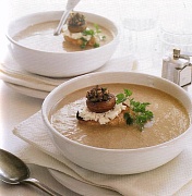 Грибной крем-суп с кростини с козьим сыром