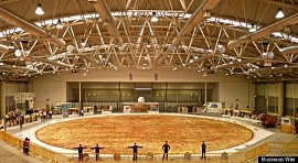 Рекордная 40-метровая пицца испечена в Италии