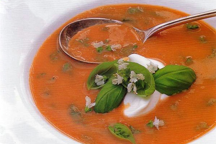 Холодный томатный суп с базиликом
