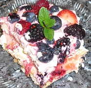 Нежный десерт из творога и свежих ягод