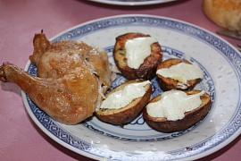 Запеченный картофель с кремом из феты и цыпленком