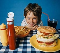 Дети едят «рекламные» продукты
