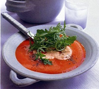 Томатный суп с кремом из красного перца