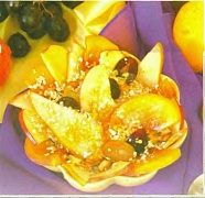 Десерт из персиков, груш и яблок